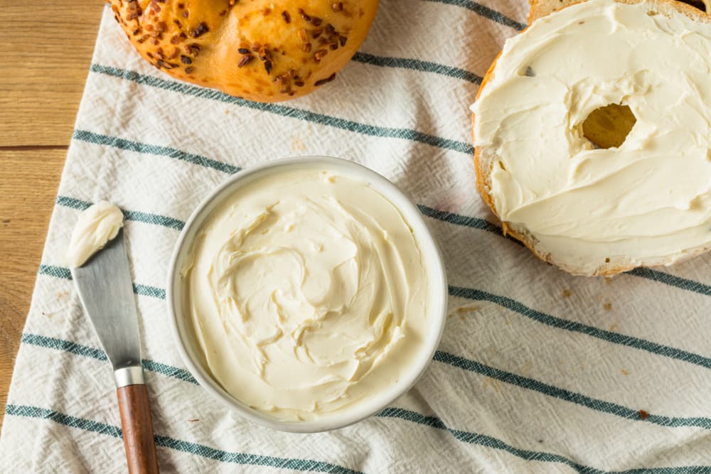 Can dog eat cream cheese