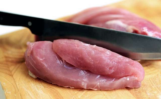 Can cats eat raw chicken